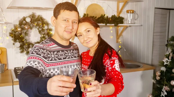 Esposa y marido con copas de champán felicitar — Foto de Stock