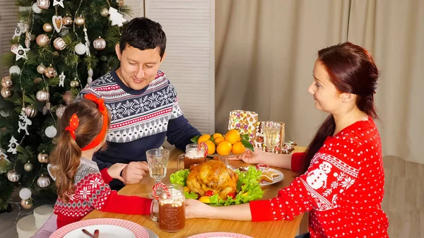 La famiglia unisce mani e si congratula durante Anno nuovo a cena — Foto Stock