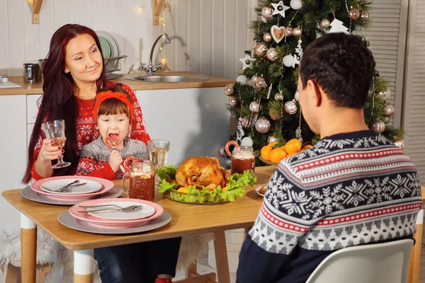 Bevande per famiglie felici sedute a cena festiva — Foto Stock