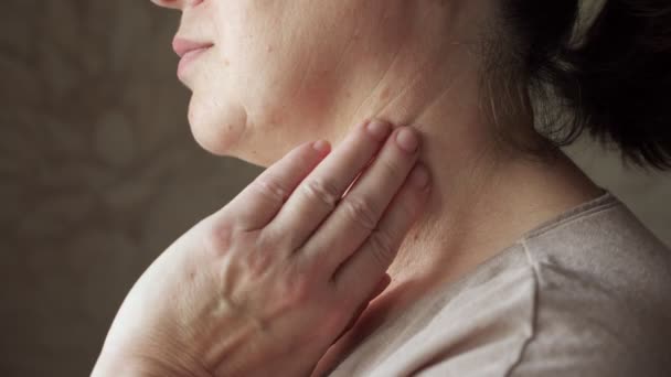 Вид збоку жінки торкається її рота на шиї — стокове відео