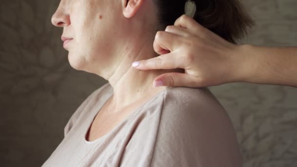 Dermatolog vyšetřuje krtka na ženském krku