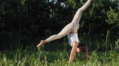 Genç kadın bir darbe yaptı ve köprüye çıktı.