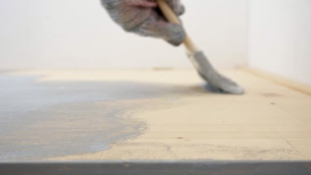 Personne en gants peint surface en bois propre avec gris clair — Video