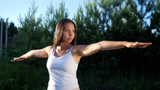 Femme yogi se tient dans la pose guerrière au ralenti — Video