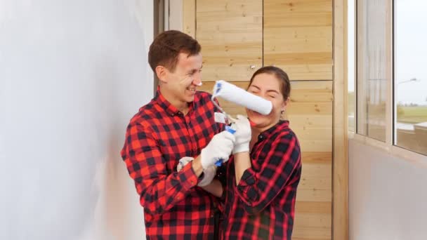 Rodzina dziewczyna i facet maluje się nosy na tarasie — Wideo stockowe