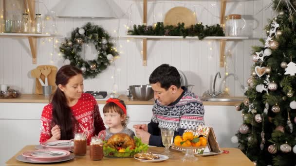 Rodzina cieszy gotowane noworoczny obiad jedzenie smażonego kurczaka — Wideo stockowe