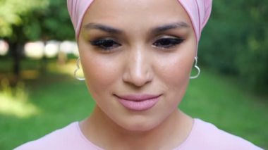 Yumuşak pembe sarıklı güzel bir kadının yakın çekimi.