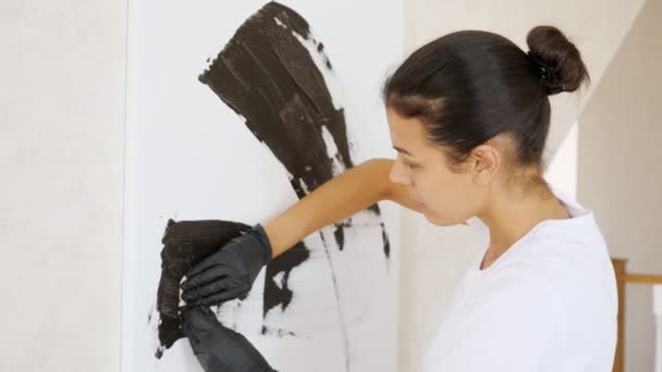 アーティスト・イン・Tシャツは黒い色の絵を描く — ストック動画