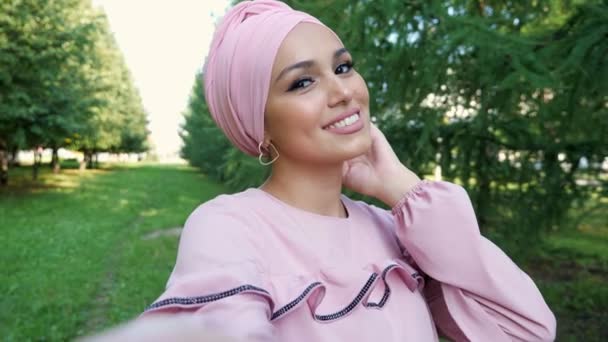 Fashionable pige model i lilla dressing med hijab udgør – Stock-video