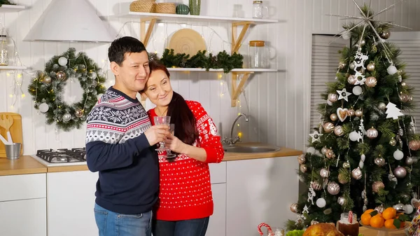 Alegre familia pareja bebidas champán abrazos mostrando amor — Foto de Stock