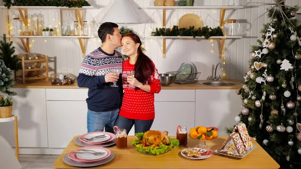 Alegre familia pareja bebidas champán abrazos mostrando amor — Foto de Stock