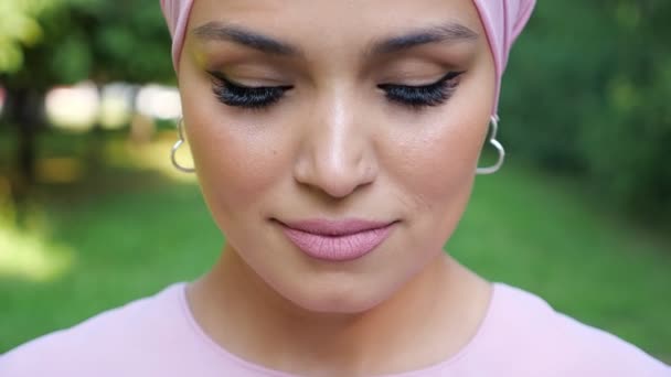 Senhora elegante com brincos de prata e poses hijab roxo — Vídeo de Stock