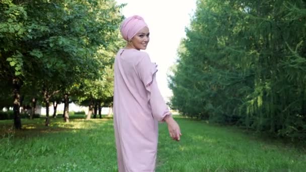 Μοντέρνα κυρία με μακρύ μωβ φόρεμα και σχεδιασμένη μαντίλα — Αρχείο Βίντεο