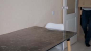 Teslimatçı sebze koyar, alıcı da banknot verir.