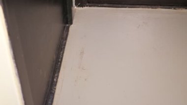 Teslimatçı çocuk, beyaz zemine sebzeli kağıt kutu koymuş.