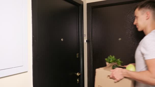 Entrega cara dá caixa de papel com legumes frescos para o cliente — Vídeo de Stock