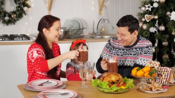 Glad familj dryck drycker sitter vid festlig middag — Stockvideo