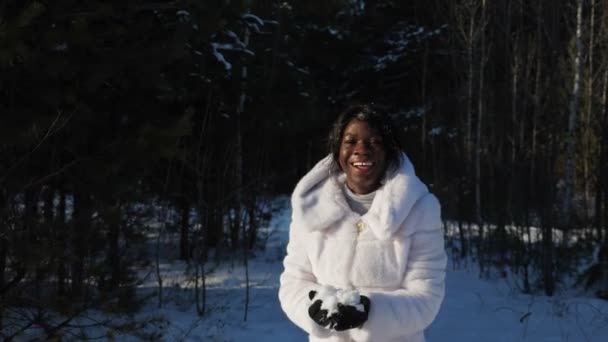 Жінка біжить і кидає сніг падає на темношкіре обличчя — стокове відео
