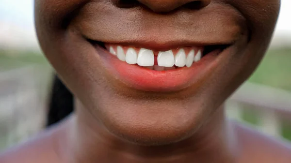 Ragazza afro-americana con cornrows sorride sul ponte di legno — Foto Stock
