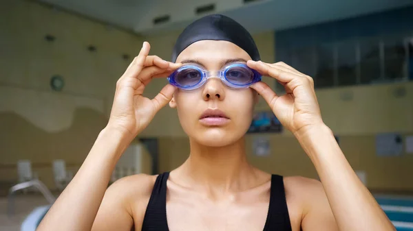 Dame met des lunettes prêtes à s'entraîner dans la piscine moderne gros plan — Photo