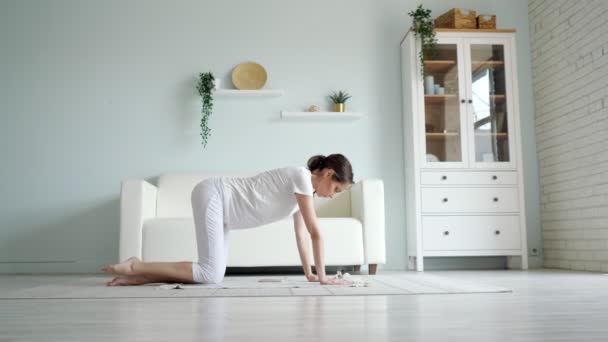 Donna incinta fa asana tigre praticare yoga a casa — Video Stock