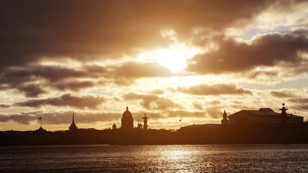 Panoramisch uitzicht op St. Isaacs kathedraal en de pijlen van Vasilievsky Island in de stralen van de herfstzon — Stockfoto