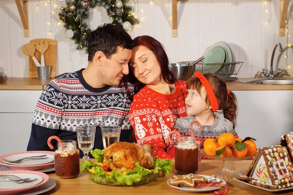 Glückliche Familie an Silvester am Tisch — Stockfoto