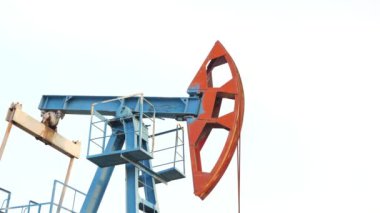 Petrol pompası boru hattıyla sallanıyor. Petrol çıkarımı