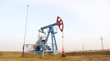 Petrol sondaj kuyusu petrol sahasında. Yerden gelen ham petrol üretimi