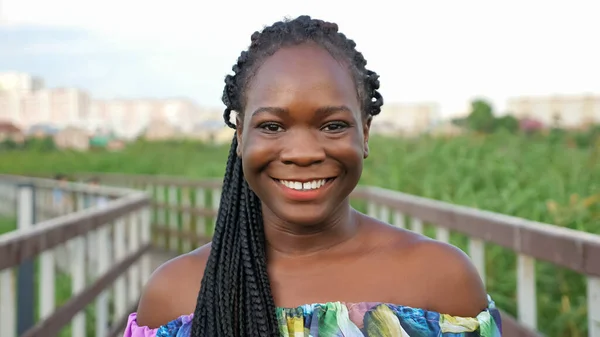 在木桥上笑着的非洲裔美国女孩 — 图库照片