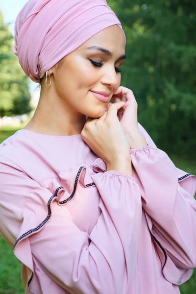 Πορτρέτο της νεαρής όμορφης μουσουλμανικής γυναίκας σε εξωτερικούς χώρους — Φωτογραφία Αρχείου