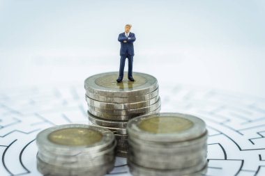 İşadamı minyatür yığının üzerinde duruyor