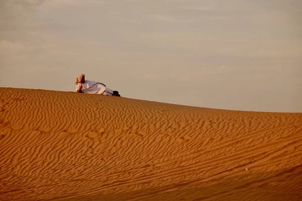 Merzouga Sahara Marokko 2018 Der Mann Traditioneller Beduinentracht Ruht Sich — Stockfoto