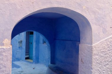          Mavi renkli kemer güzel geleneksel farklı tonları Chefchaouen Medina, binanın cephesinde, Fas.                            