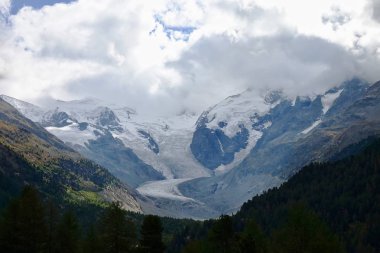 Bulutların kapsanan güzel buzul, Switzarlands Alpleri 'nin kalbinde.                              