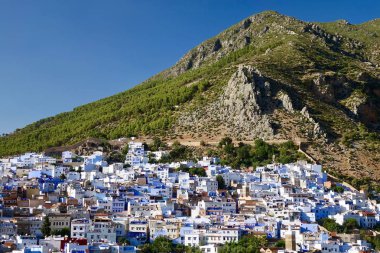 Mükemmel güneşli bir gün yeşil Dağın dibinde mavi şehir Chefchaouen, Fas, güzel panoramik manzarası.                                                              