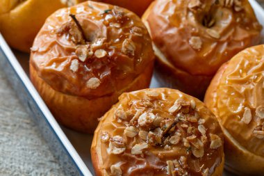 Granola ile pişmiş lezzetli elma. Sağlıklı yemek yeme seçeneği