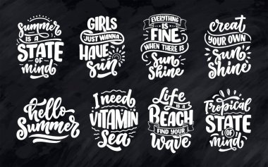 Summer 'la ilgili el yazması kompozisyonlarla ayarlanmış. Komik sezon sloganları. Seyahat acentesi ve sahil partisi için el yazısı alıntıları. Pankart, kartpostal, baskı ya da poster için harika bir tasarım. Vektör