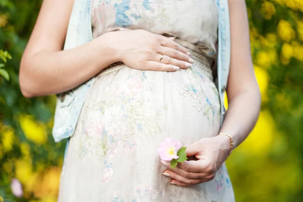 Nahaufnahme Einer Schwangeren Frau Die Ihren Bauch Mit Den Händen — Stockfoto