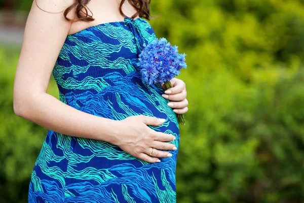 Nahaufnahme Einer Schwangeren Frau Die Ihren Bauch Mit Den Händen — Stockfoto