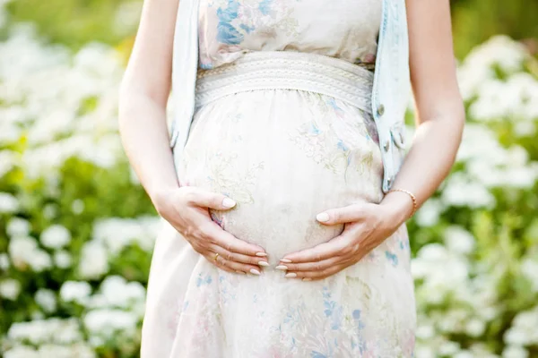 Imagen Cerca Una Mujer Embarazada Tocándose Vientre Con Las Manos — Foto de Stock