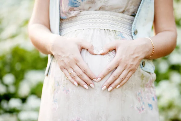 Szczelnie Góry Obraz Kobiety Ciąży Dotykając Jej Brzuch Rękami — Zdjęcie stockowe