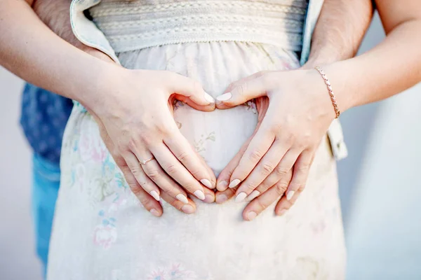 Imagen Recortada Hermosa Mujer Embarazada Apuesto Marido Abrazando Barriga — Foto de Stock