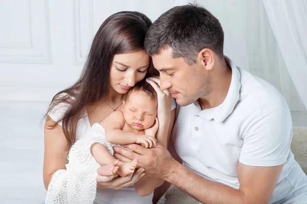 Mujer Hombre Sosteniendo Recién Nacido Mamá Papá Bebé Primer Plano —  Fotos de Stock