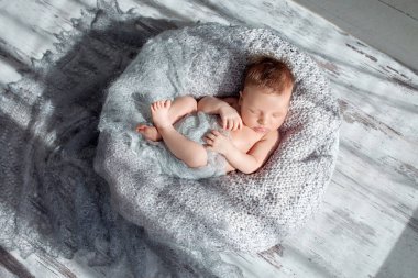 Bir yuvada giysili erkek yeni doğan bebek uyku