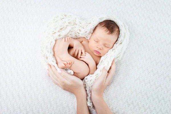 Спящий Младенец Руках Матери Форма Очага — стоковое фото