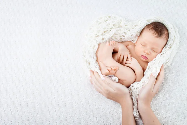 Bebê Recém Nascido Adormecido Mãos Mãe Forma Lareira — Fotografia de Stock