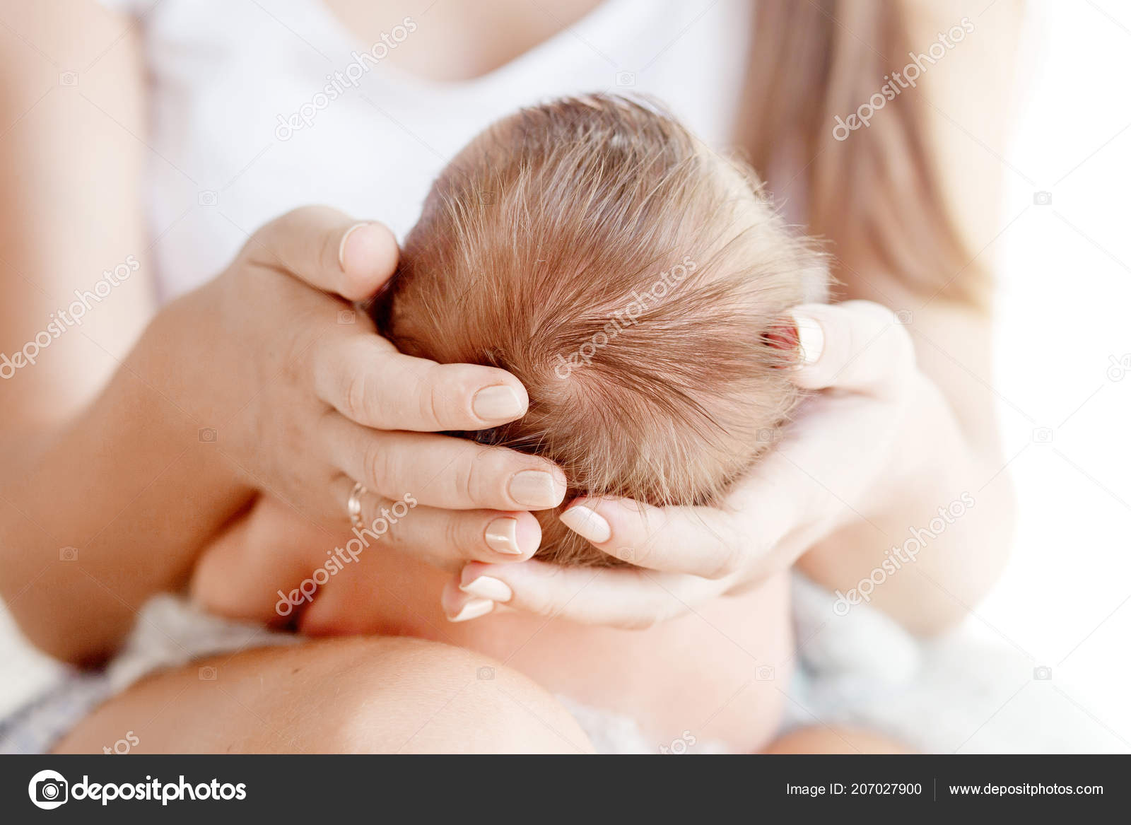 Mere Tenant Tete Son Nouveau Dans Les Mains Bebe Sur Image Libre De Droit Par Liudmila Fadzeyeva Gmail Com C