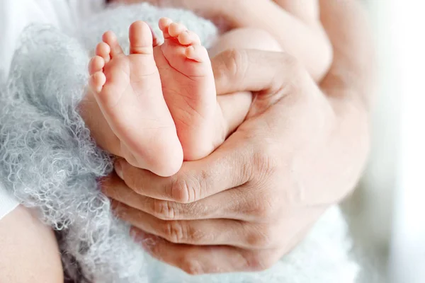 Bebek Ayakları Babanın Ellerinde Minik Yeni Doğmuş Bebeğin Ayakları Erkek — Stok fotoğraf