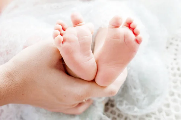 Pés Bebé Nas Mãos Mãe Pequenos Pés Bebê Recém Nascido — Fotografia de Stock